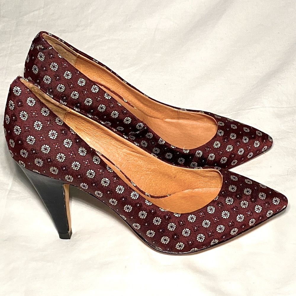 JOIE GAINOR PUMP IN BURGUNDY FLOWER MEDALLION